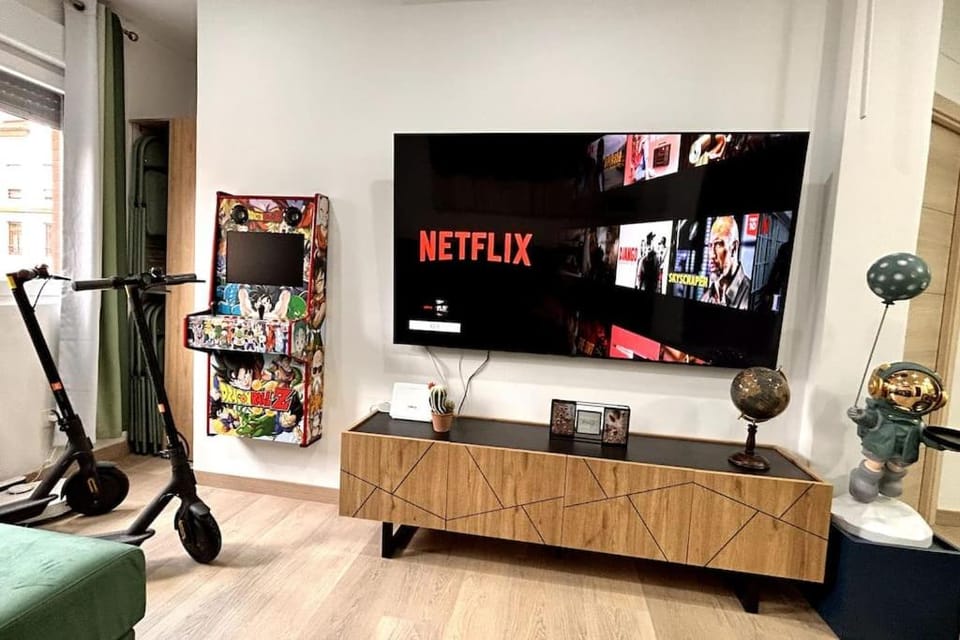 Communal lounge/ TV room, Library, TV and multimedia, Living room, Seating area, Evening entertainment