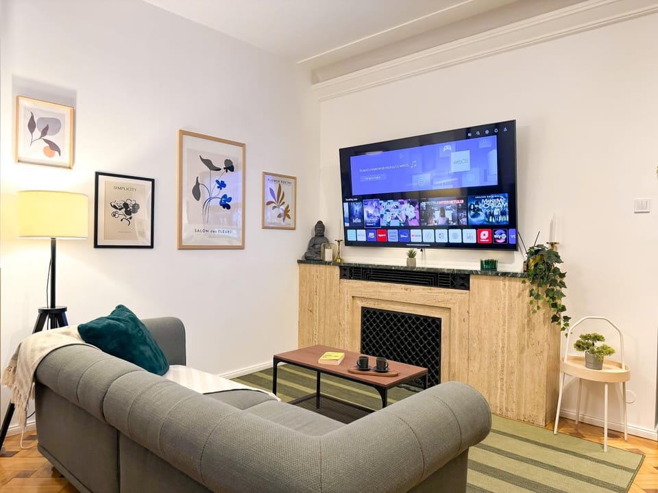 Chic Urbana: 140sqm 5-Bedroom Downtown Gem Apartment in Bucharest