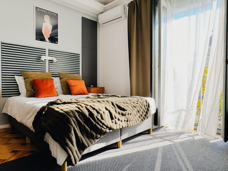 Chic Urbana: 140sqm 5-Bedroom Downtown Gem Apartment in Bucharest