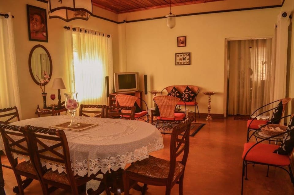TV and multimedia, Seating area, Dining area