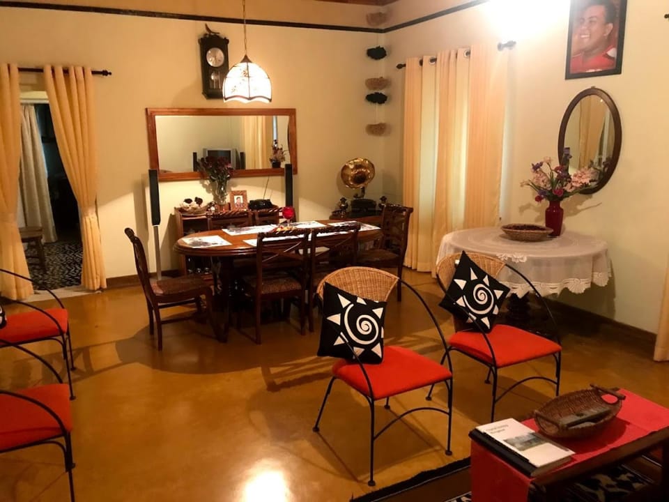 TV and multimedia, Seating area, Dining area