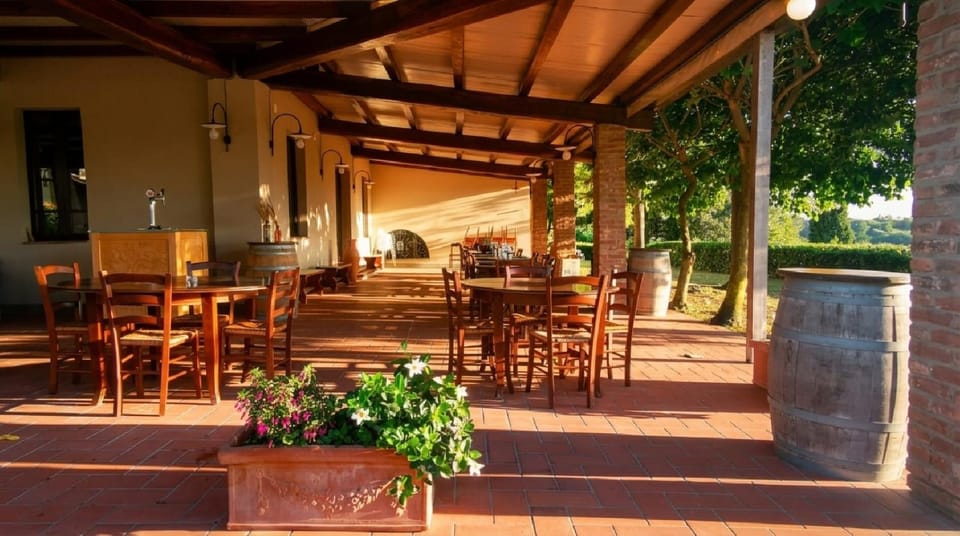 Property building, Restaurant/places to eat, Balcony/Terrace, Evening entertainment, Entertainment