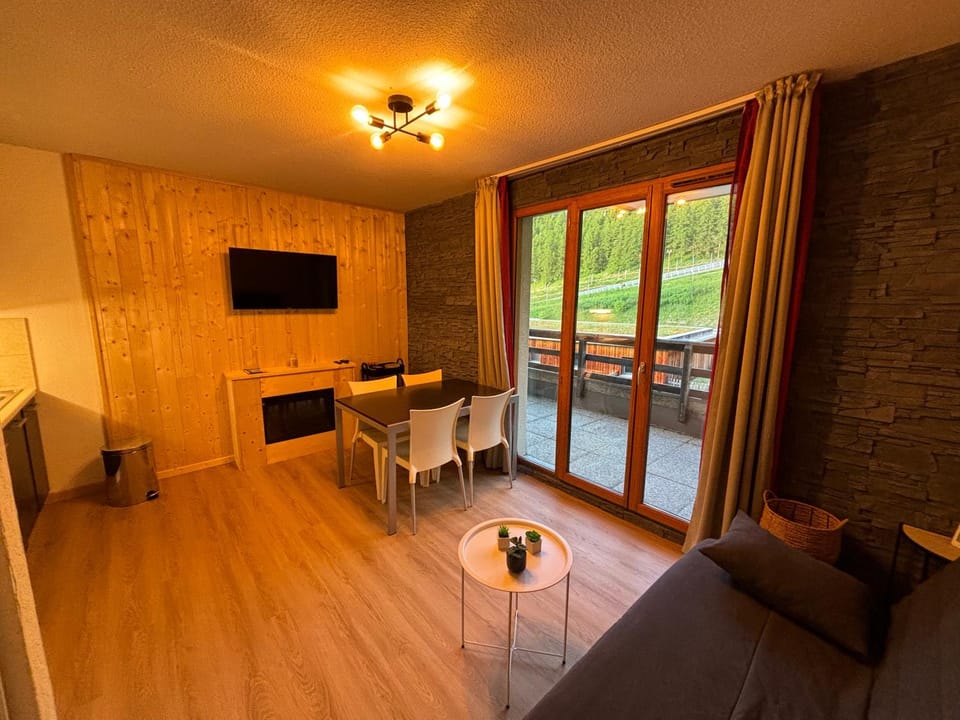 Studio Chic Rénové 1800 - Vue Pistes & Balcon Apartment in Provence-Alpes-Côte d'Azur
