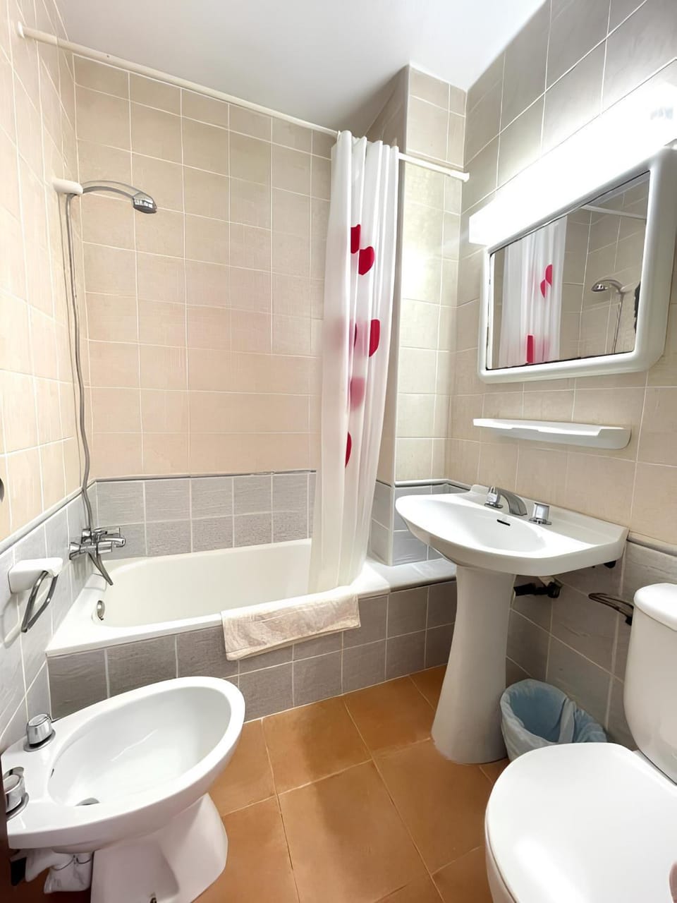 Shower, Toilet, Bathroom, Bath, bidet, towels