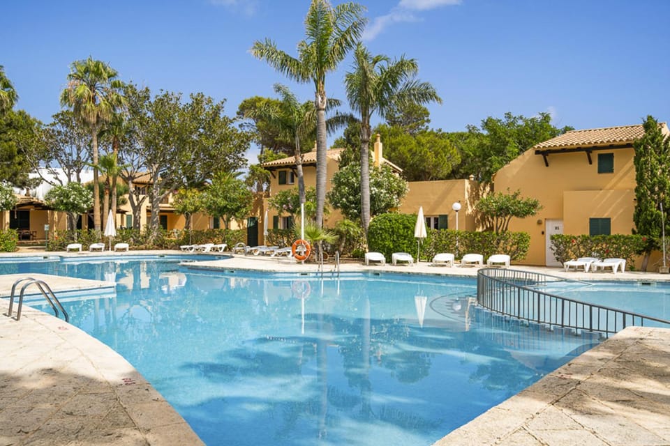 Off site, Day, Summer, Garden, Swimming pool, sunbed