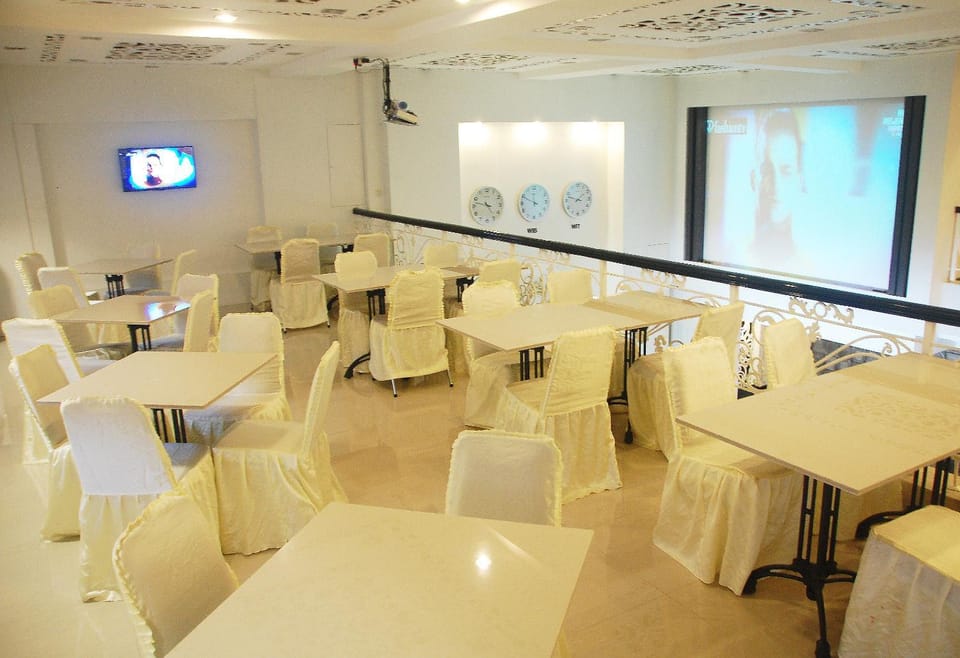 Restaurant/places to eat, Buffet breakfast