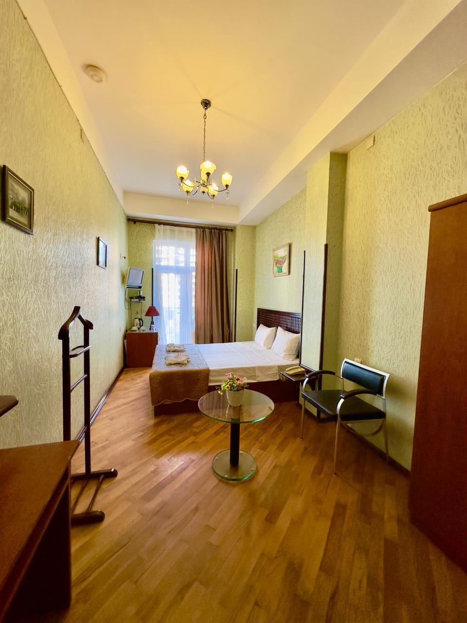 Bed, TV and multimedia, Living room, Photo of the whole room, Seating area, Bedroom
