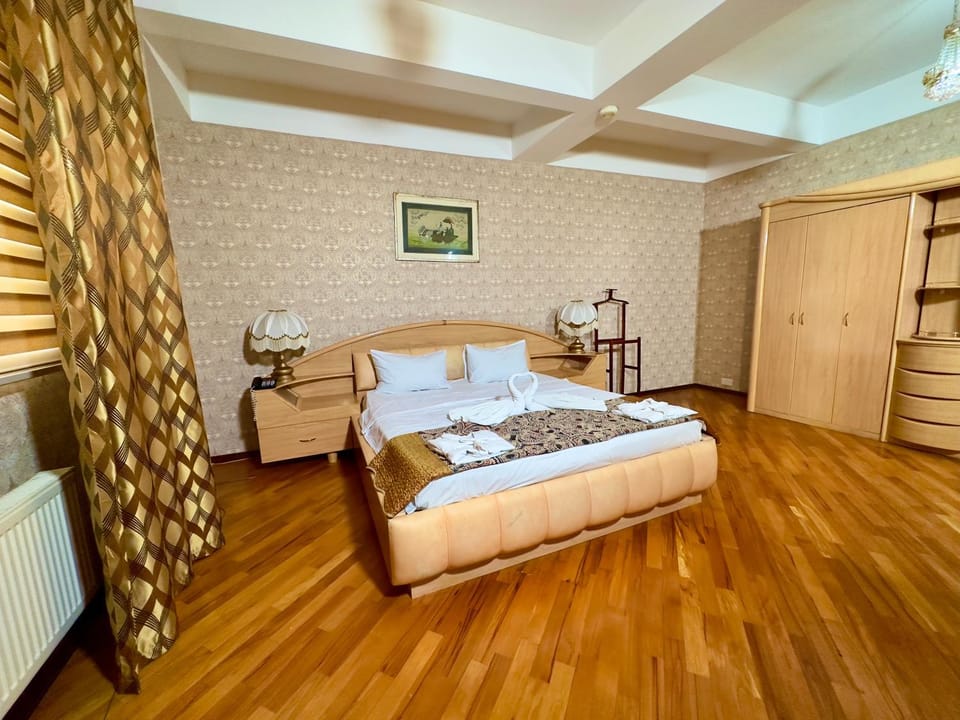 Bed, Living room, Seating area, Bedroom, wardrobe