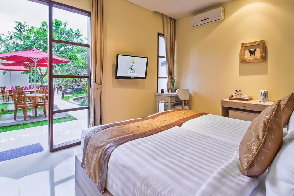 Natural landscape, Garden, TV and multimedia, Photo of the whole room, Decorative detail, Seating area, Floor plan, Bedroom, Garden view