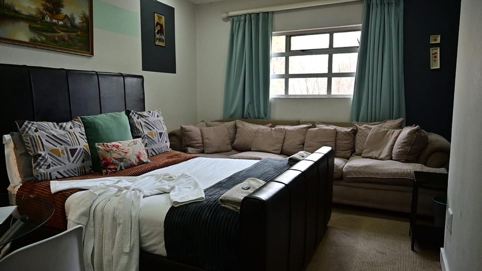 Bed, Photo of the whole room, Seating area, Bedroom