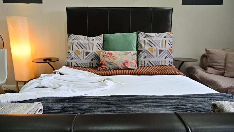 Bed, Photo of the whole room, Seating area, Bedroom, towels