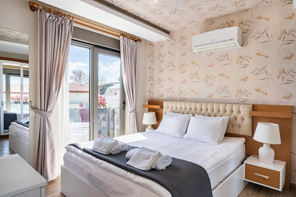 Bed, Bedroom, towels, air conditioner