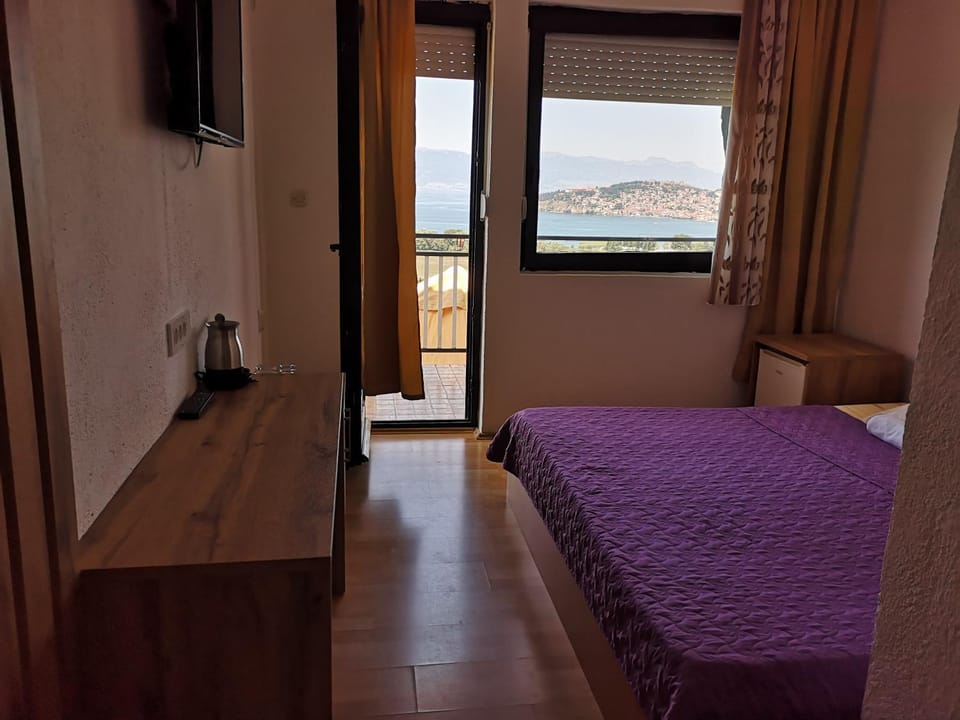Bed, Natural landscape, TV and multimedia, Photo of the whole room, Mountain view