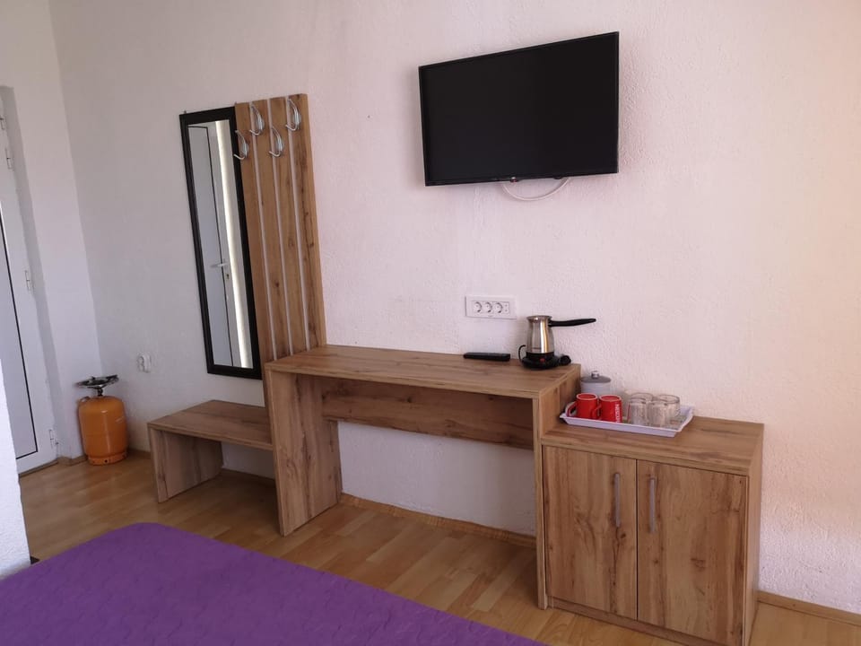 TV and multimedia, Coffee/tea facilities, Kitchen or kitchenette, hair dresser