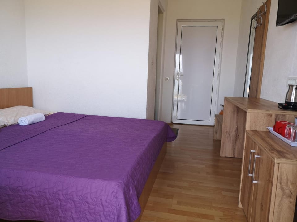 Bed, TV and multimedia, Kitchen or kitchenette, Photo of the whole room, Bedroom