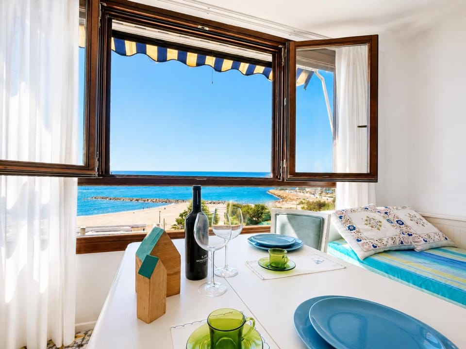 Natural landscape, View (from property/room), Balcony/Terrace, Living room, Seating area, Beach, Sea view