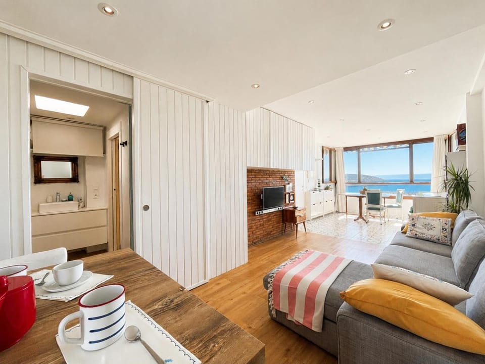 Communal lounge/ TV room, Natural landscape, TV and multimedia, Living room, Photo of the whole room, Seating area, Sea view