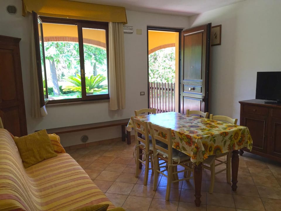 Living room, Dining area