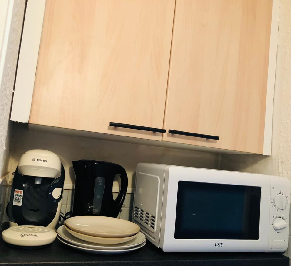 Kitchen or kitchenette, minibar