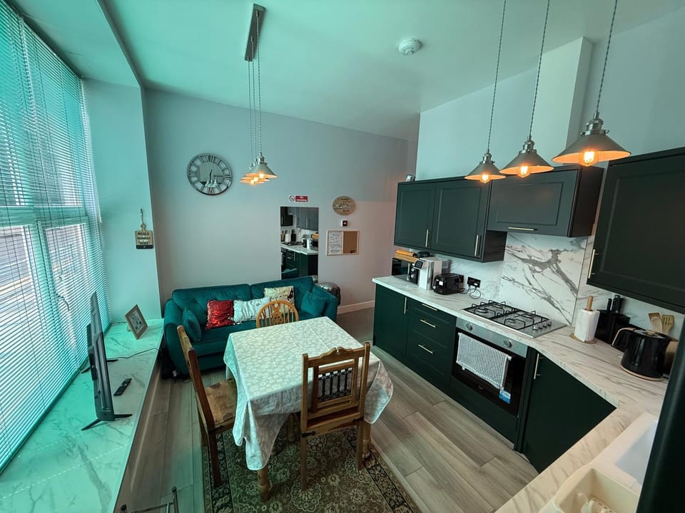 Kitchen or kitchenette, Living room, Seating area, Dining area, oven, stove
