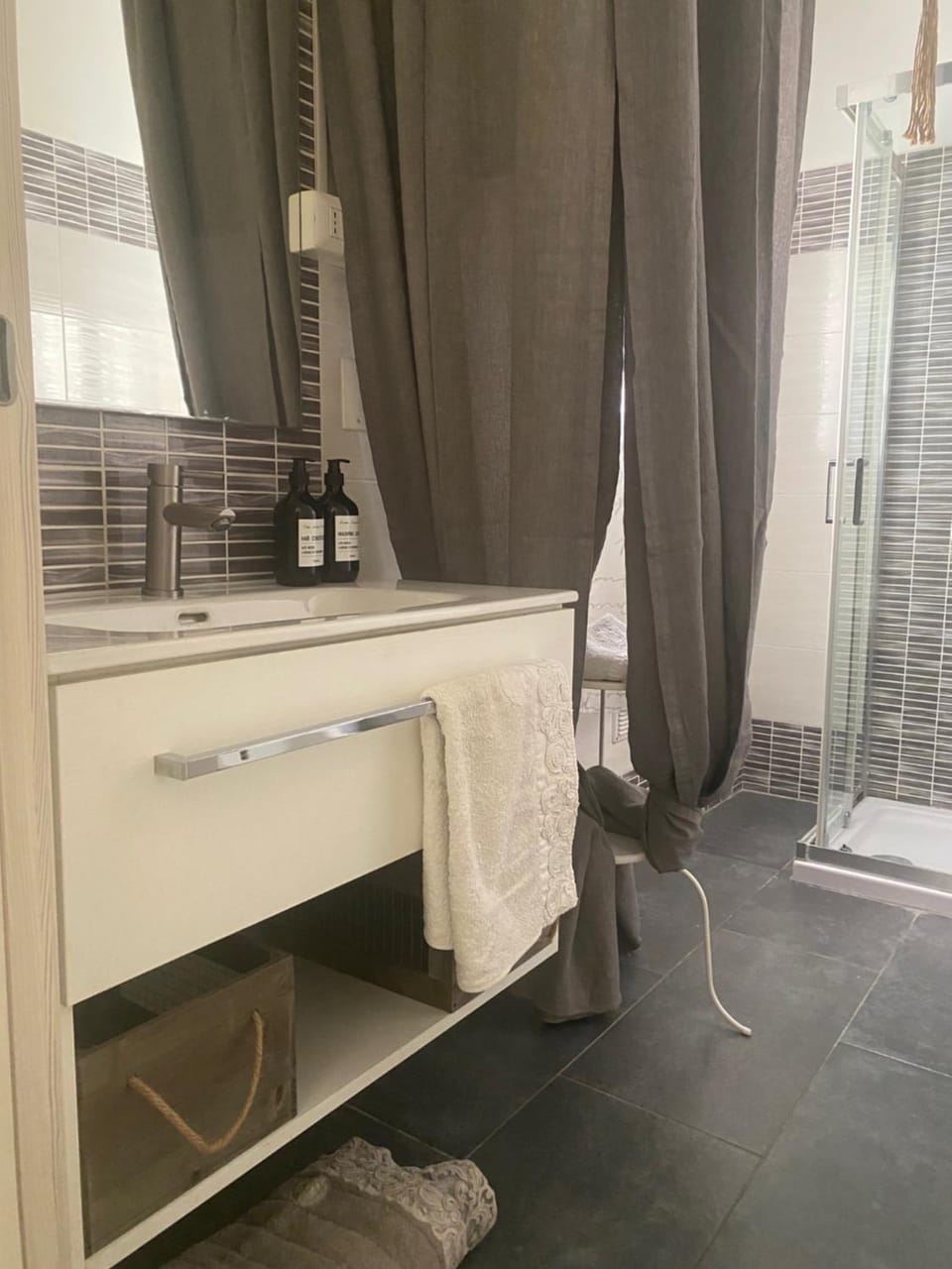 Shower, Bathroom, towels