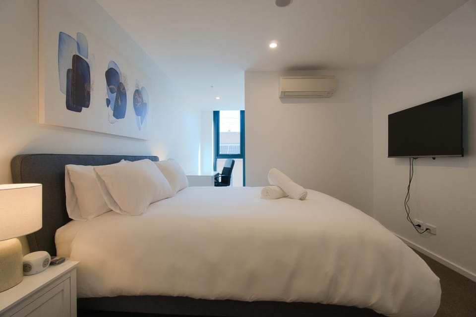 Bed, TV and multimedia, Bedroom