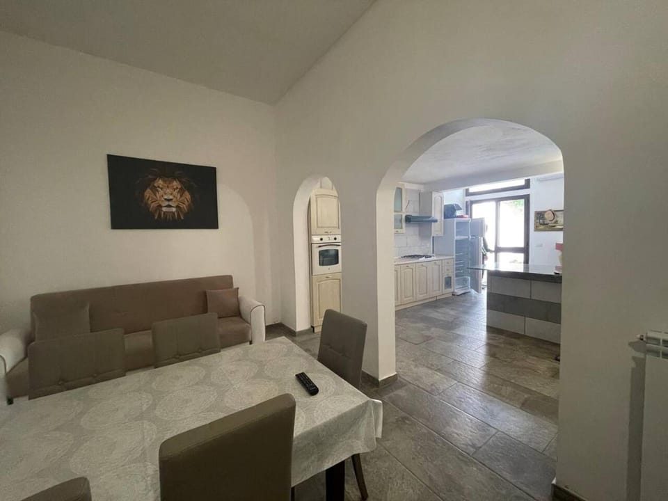 TV and multimedia, Kitchen or kitchenette, Living room, Seating area, Dining area