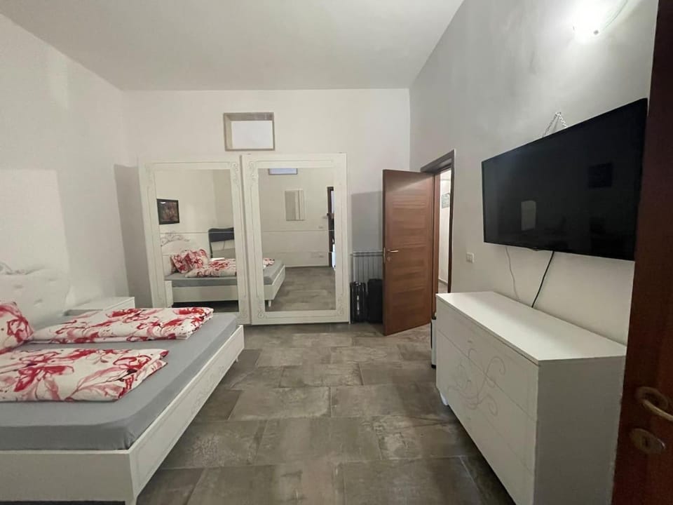 TV and multimedia, Photo of the whole room, Bedroom