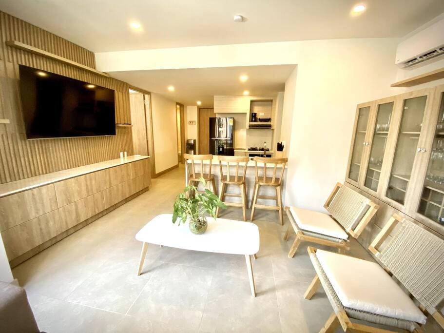 Communal lounge/ TV room, TV and multimedia, Kitchen or kitchenette, Living room, Seating area, Dining area, Evening entertainment, air conditioner