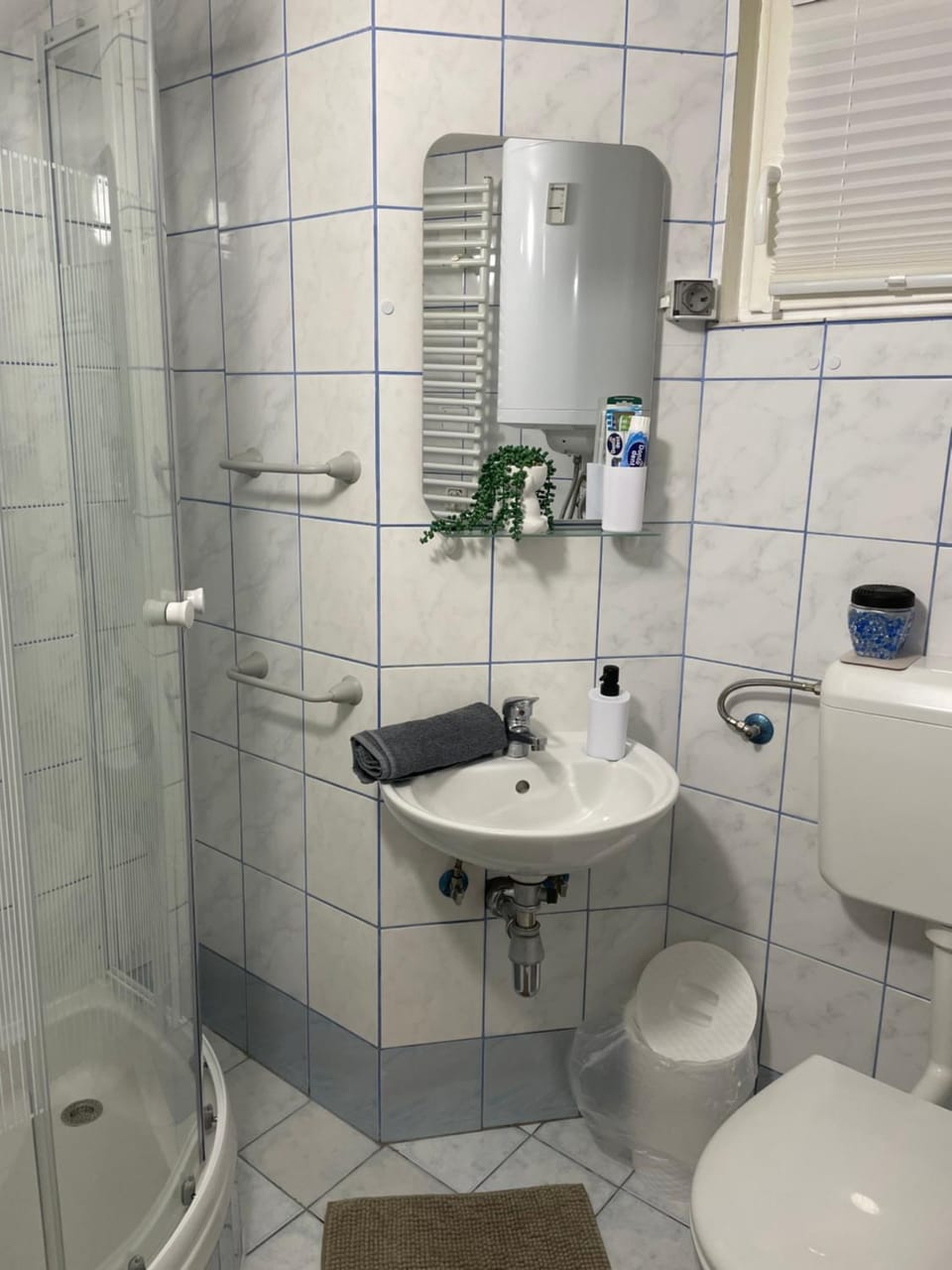 Shower, Toilet, Bathroom, towels