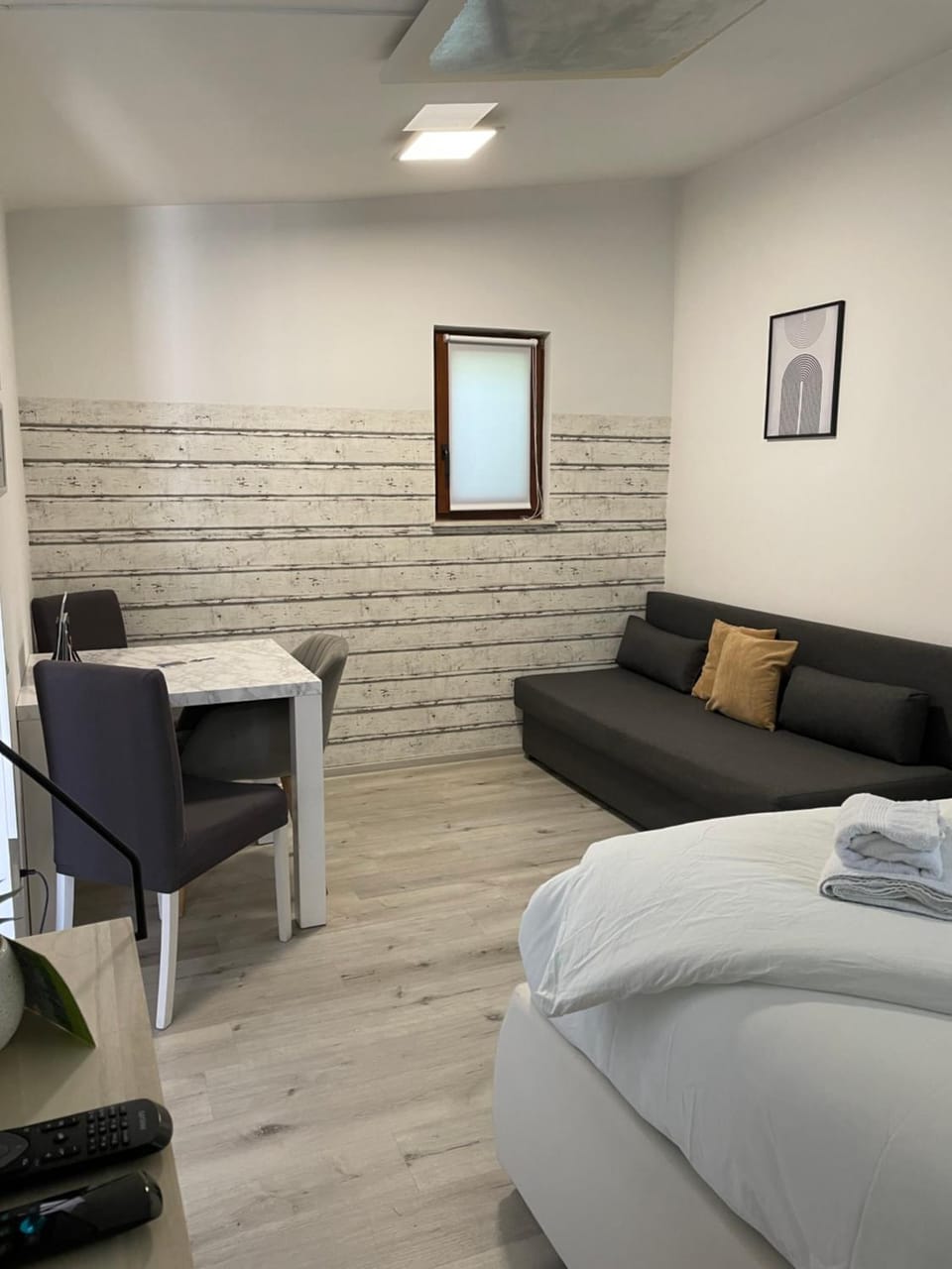 Bed, TV and multimedia, Living room, Photo of the whole room, Seating area, Bedroom
