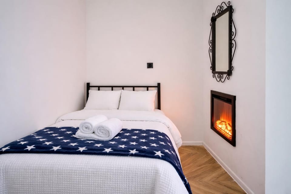 Bed, Photo of the whole room, Bedroom, flat iron, towels