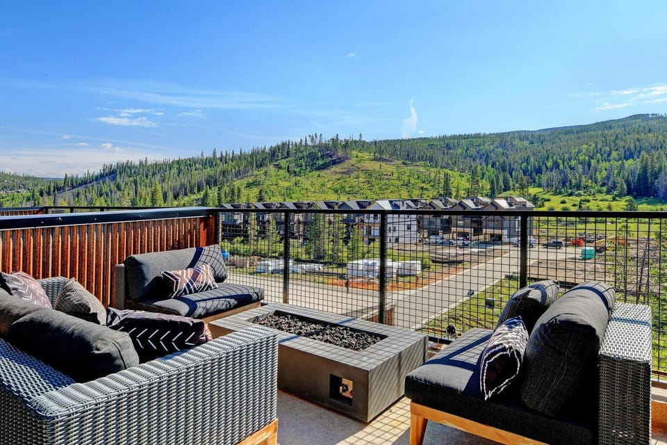 Restaurant/places to eat, Day, Natural landscape, View (from property/room), Balcony/Terrace, Seating area, Mountain view