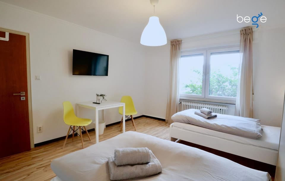 Bed, TV and multimedia, Photo of the whole room, Bedroom, towels