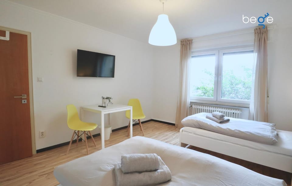 Bed, TV and multimedia, Photo of the whole room, Bedroom, towels