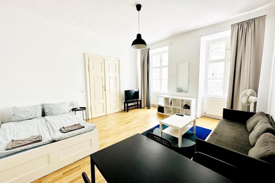 Bed, TV and multimedia, Living room