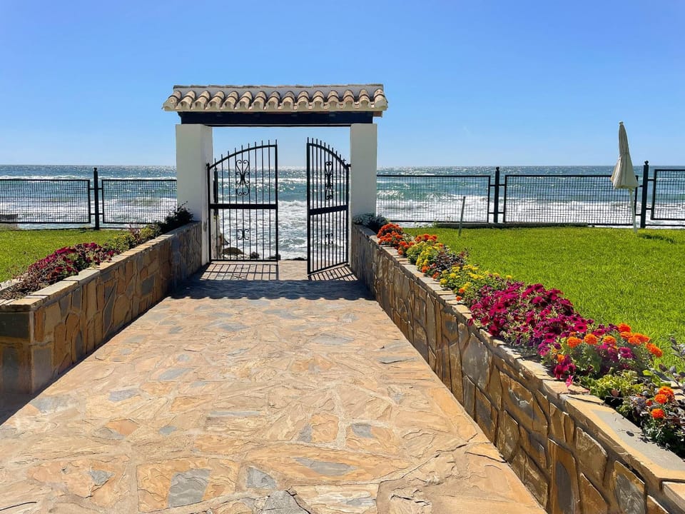 Luxury with pool view - Playa Real beachfront Apartment in Marbella