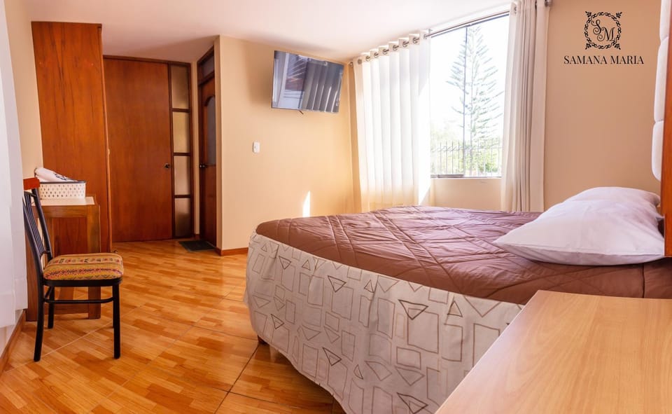 Bed, TV and multimedia, Photo of the whole room, Bedroom