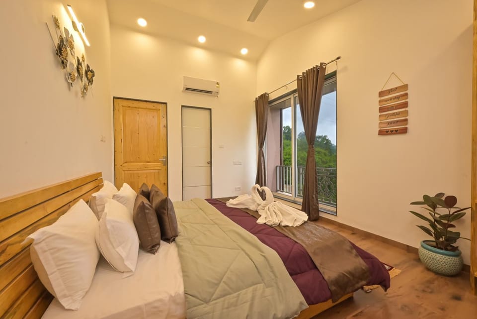 Bed, Bedroom, towels, air conditioner