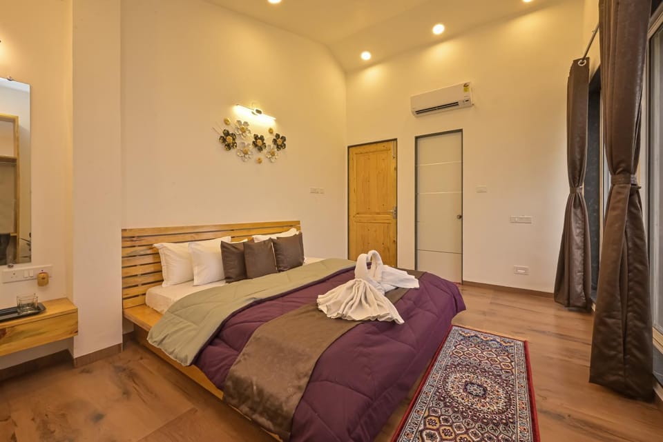 Bed, Bedroom, towels, air conditioner