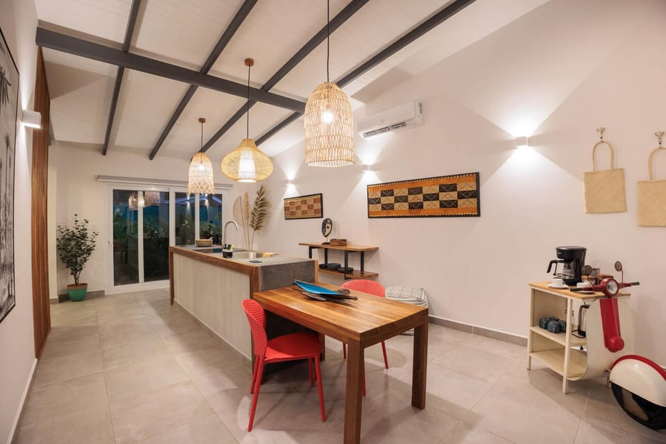 Kitchen or kitchenette, Living room, Seating area, air conditioner