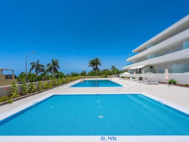 Day, Swimming pool