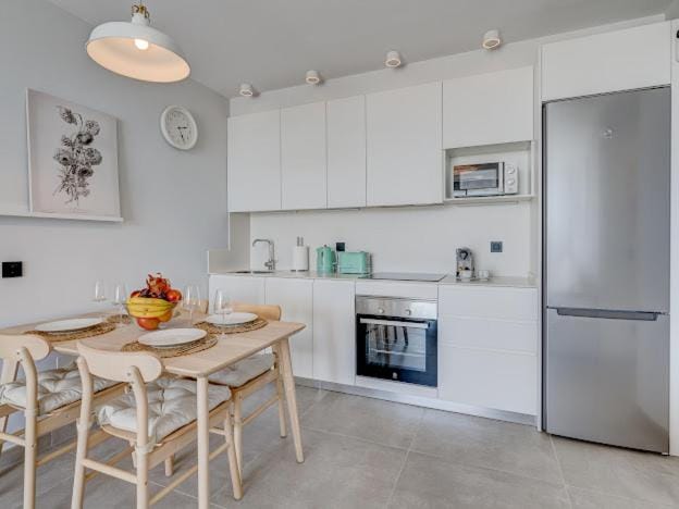Kitchen or kitchenette, Dining area, dishwasher, minibar, pet friendly, stove, toaster