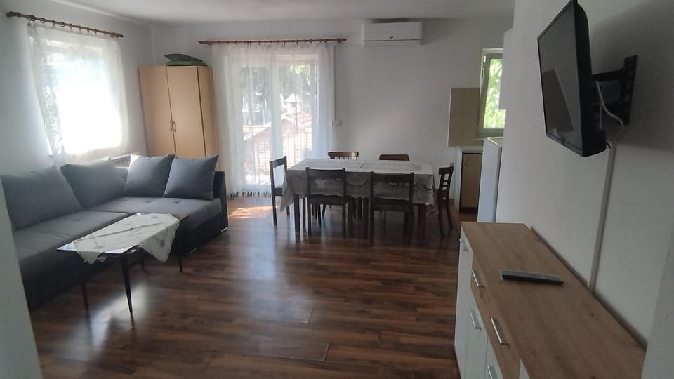 Communal lounge/ TV room, TV and multimedia, Living room, Seating area, Dining area, air conditioner