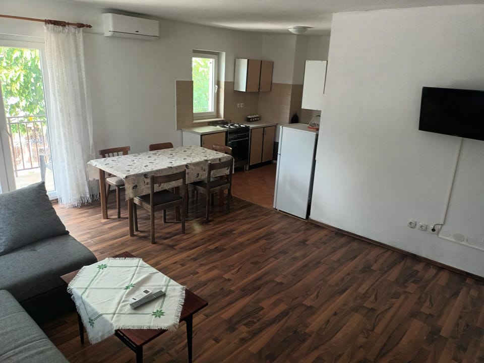 Communal lounge/ TV room, TV and multimedia, Kitchen or kitchenette, Living room, Seating area, Dining area, pet friendly, air conditioner
