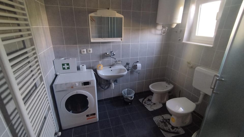 Shower, Toilet, Bathroom, bidet, washing machine, dryer