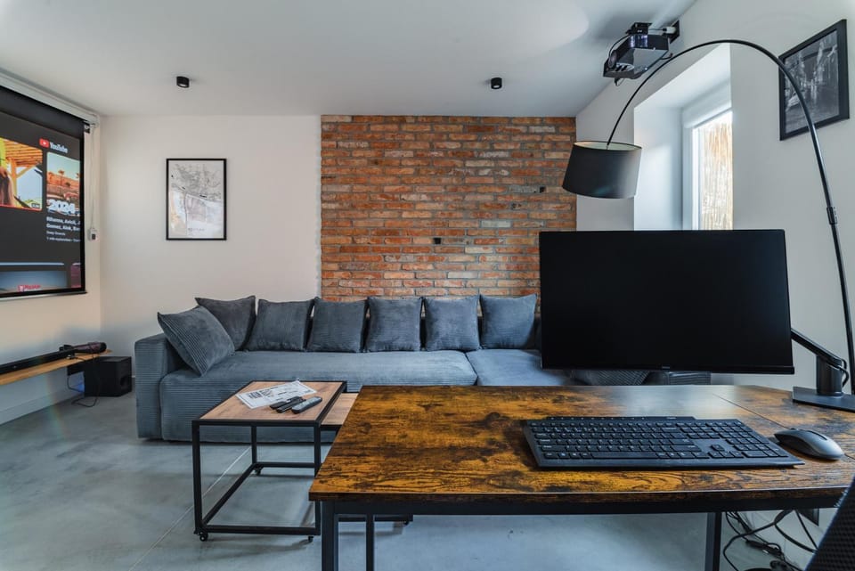 TV and multimedia, Living room, Seating area, Evening entertainment