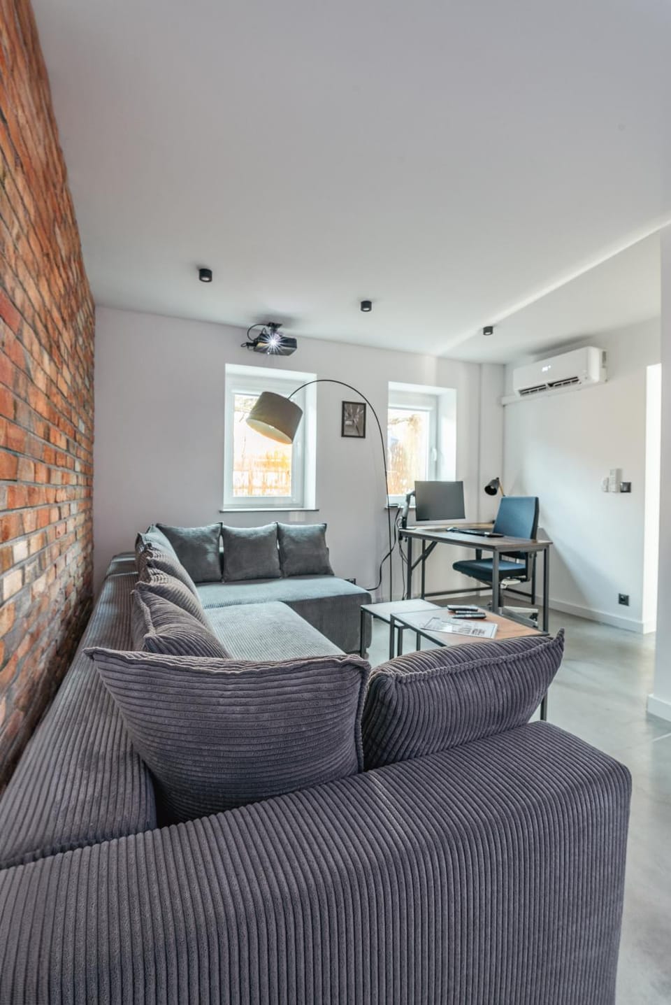 TV and multimedia, Living room, Seating area, air conditioner