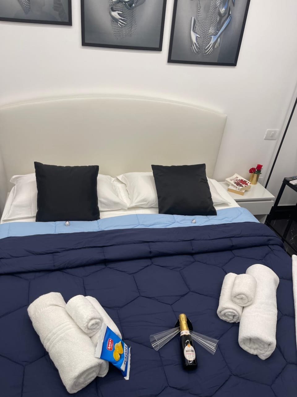 Bed, Photo of the whole room, Bedroom, towels