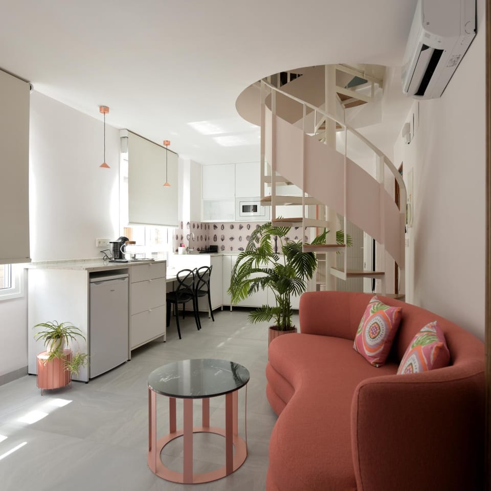 Kitchen or kitchenette, Seating area, Dining area